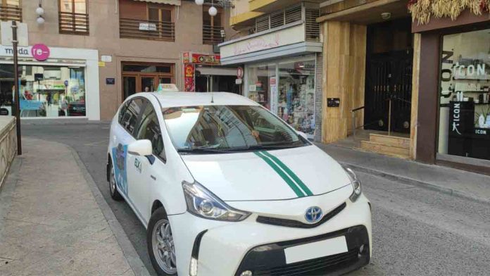 El Ayuntamiento de Elche sigue adelante con las licencias de taxi estacionales