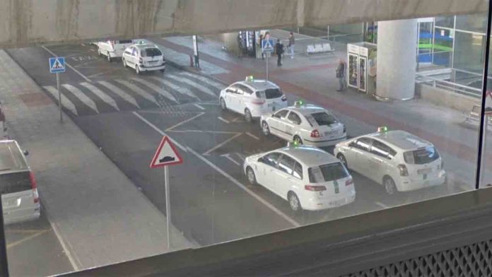 Los taxistas de Alicante culpan a Elche de la entrada de Uber y Cabify en el aeropuerto