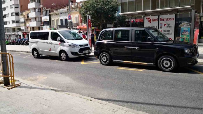 Los taxistas de Terrassa denuncian la ocupación constante de las paradas