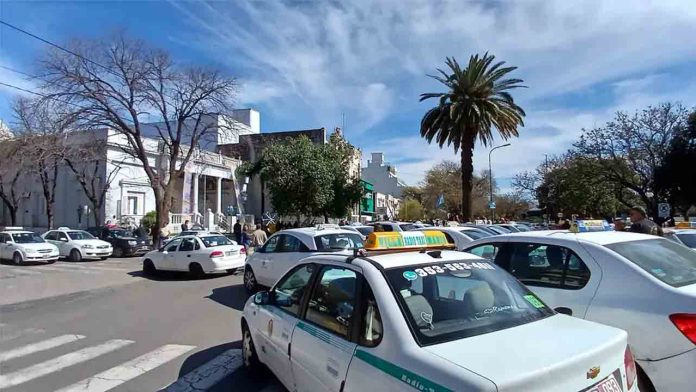 Los taxistas presentan un proyecto para prohibir Uber en Villa María