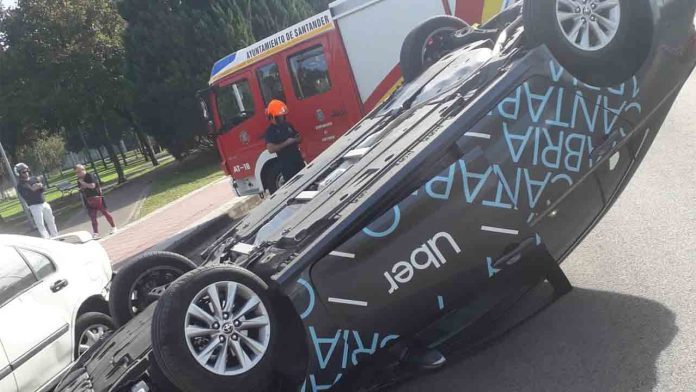 Conductora de Uber vuelca con el coche en Nueva Montaña, Santander