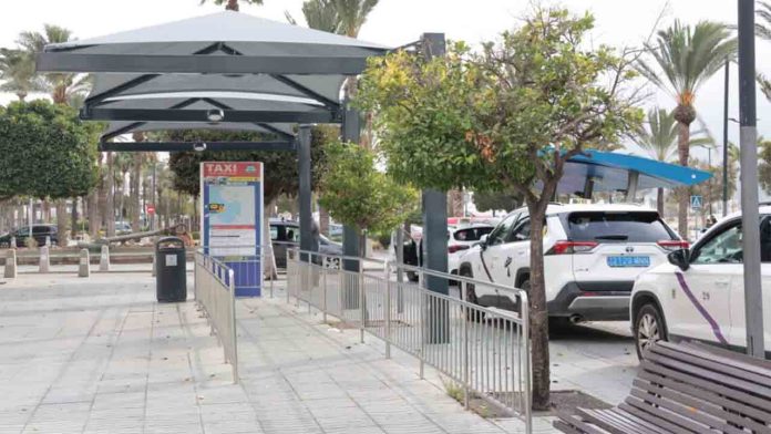 La parada de taxis del Passeig de ses Fonts de Sant Antoni ya tiene un toldo