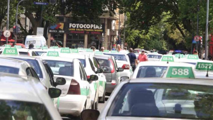 Protesta de los taxistas de La Plata contra Uber, Cabify y DiDi