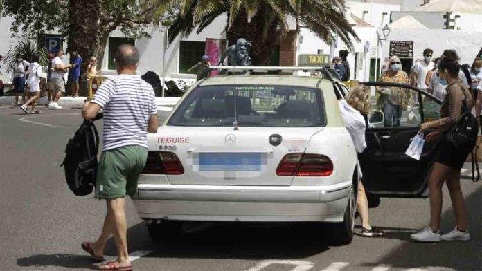 Taxistas de Teguise denuncian la liberalización por el Mercadillo Municipal