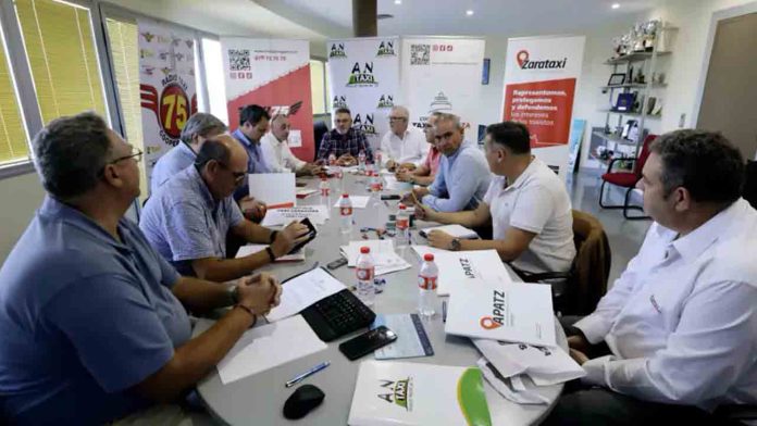 Taxistas de Zaragoza convocan para y una marcha a Madrid por la subida de los seguros