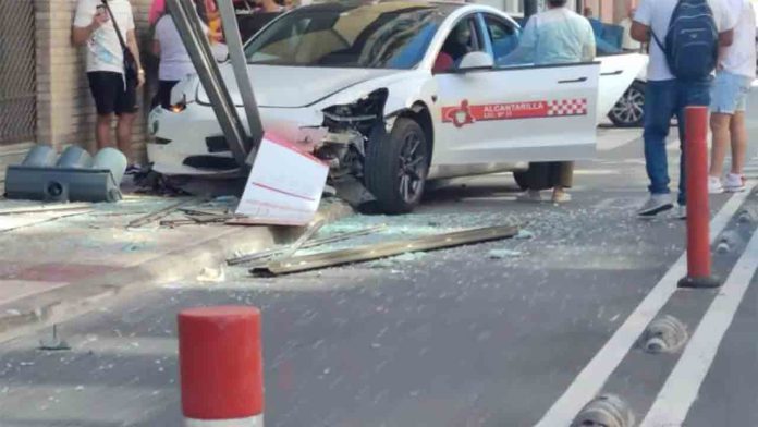 Un taxista choca contra una parada de bus en Murcia tras sufrir un desmayo