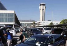 Un taxista pirata huye de la policía con un pasajero dentro del coche