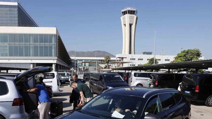 Un taxista pirata huye de la policía con un pasajero dentro del coche