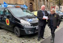 Una taxista de Edimburgo viaja a Ucrania para donar el taxi como ambulancia Una taxista de Edimburgo viaje a Ucrania para donar el taxi como ambulancia