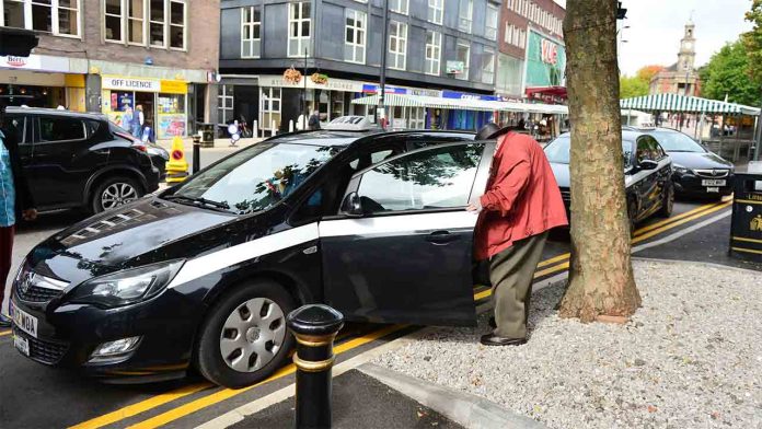 Newcastle Under Lyme comenzará a eliminar los taxis de gasolina para 2027