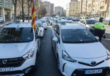 El taxi valenciano vuelve a las protestas ante la falta de regulación El taxi de València parará la noche de Sant Joan y los sábados de julio