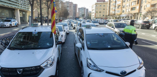 El taxi valenciano vuelve a las protestas ante la falta de regulación El taxi de València parará la noche de Sant Joan y los sábados de julio