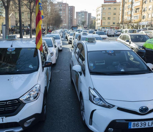 El taxi valenciano vuelve a las protestas ante la falta de regulación El taxi de València parará la noche de Sant Joan y los sábados de julio