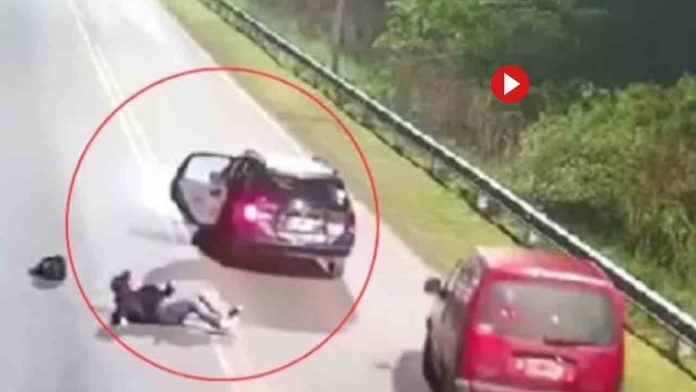 Una mujer se tira de un coche de Uber en marcha al desviarse este de la ruta