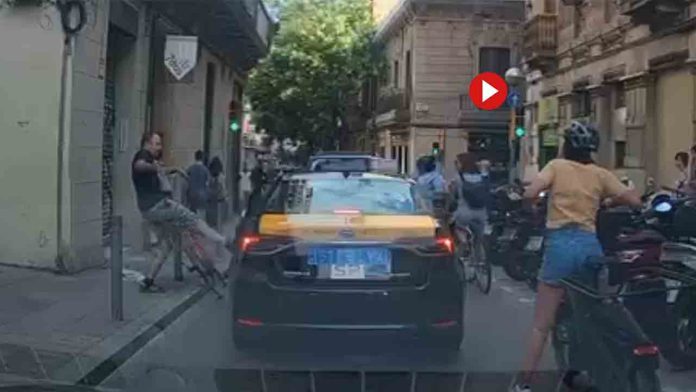 Ciclista protagoniza altercado con taxista tras intento fallido de adelantamiento