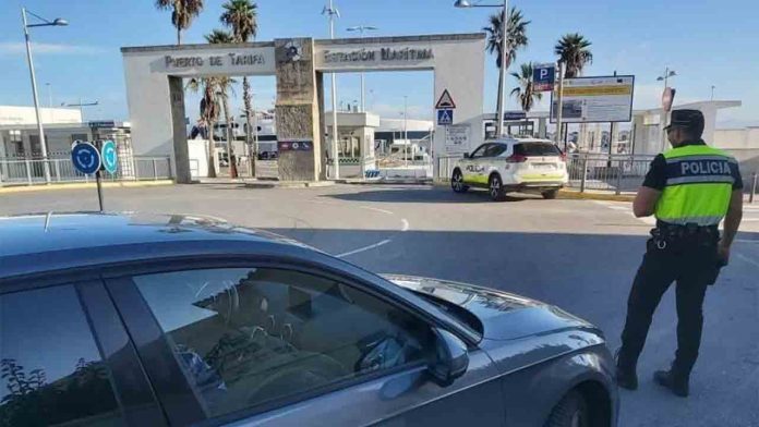Interceptado un vehículo que ofrecía transporte ilegal en Tarifa