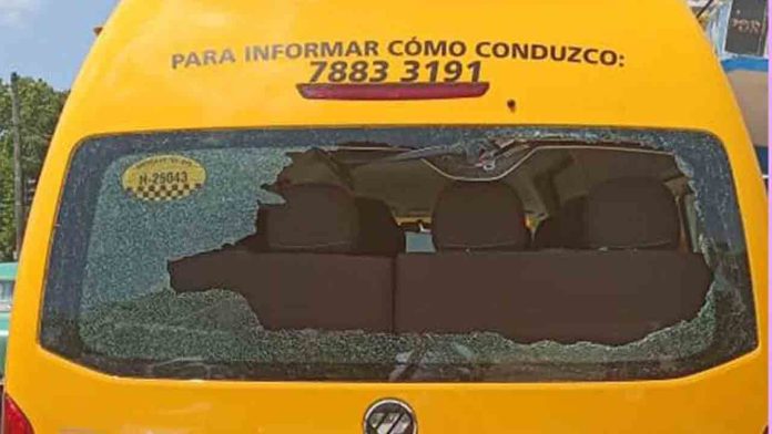 Mujer detenida tras dañar microbús de Taxis Cuba en La Habana