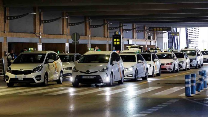 Solidaridad Hispalense del Taxi impugna el turno rotatorio en la parada del aeropuerto
