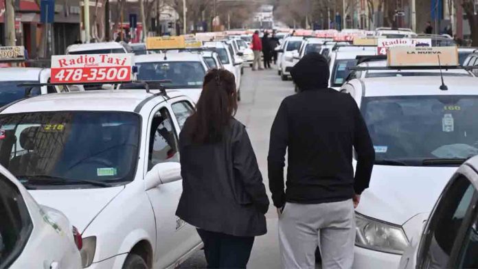 Allen prohíbe Uber: triunfo del taxi frente a la precariedad de las plataformas