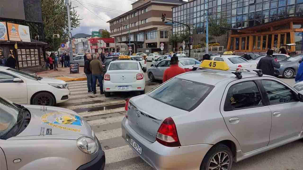 La competencia desleal hace imposible competir al taxi en Ushuaia