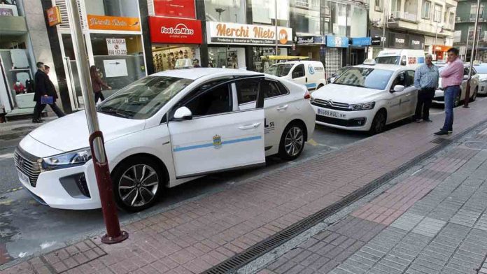 Taxista multado con 2.001 euros por operar sin licencia en Pontevedra Taxista multado con 2.001 euros por operar sin licencia en Pontevedra
