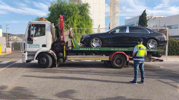 Tres vehículos retenidos en el aeropuerto de Ibiza por transporte ilegal