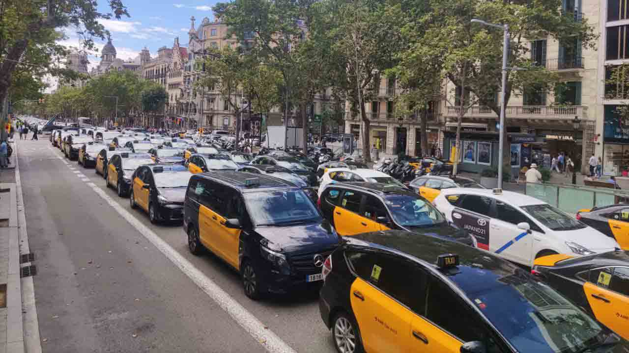 Élite Taxi convoca movilizaciones en el Baix Llobregat para exigir que se cumpla le ley