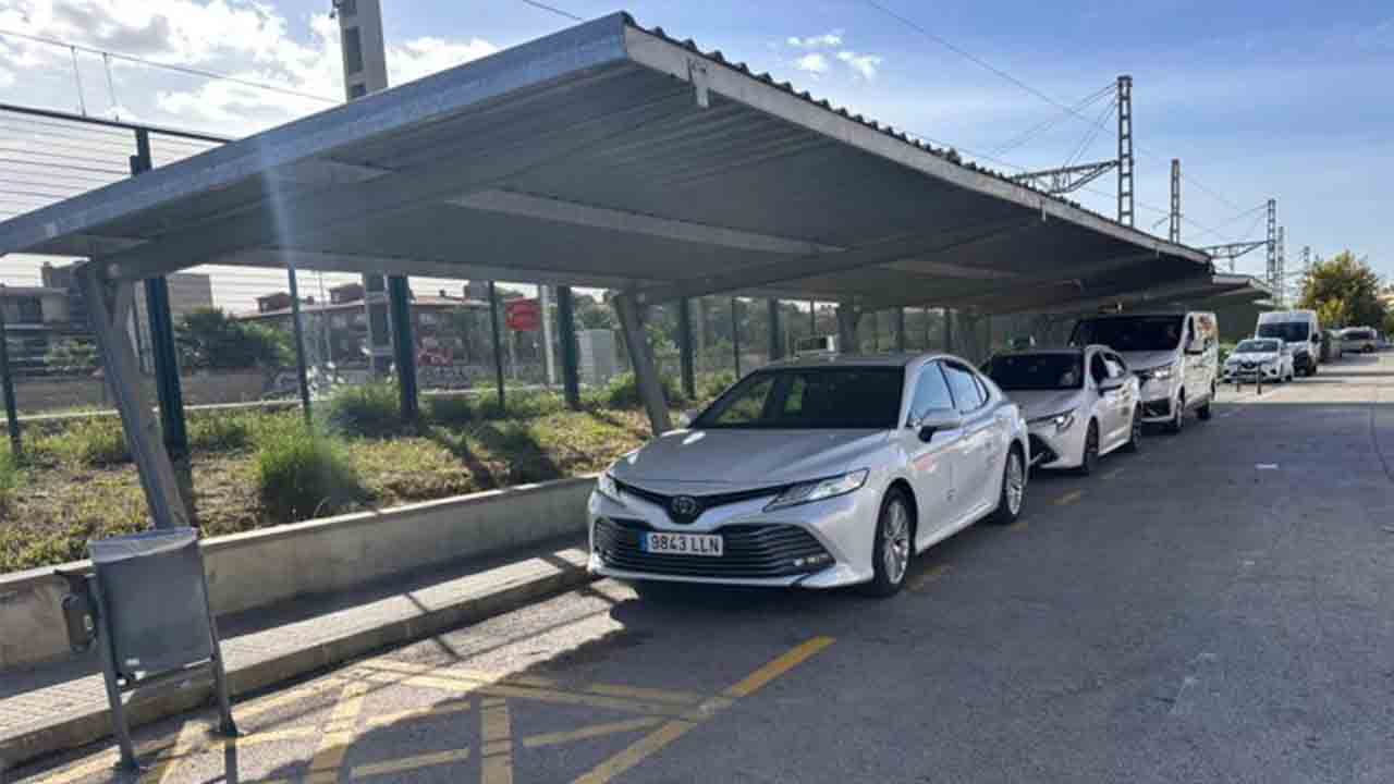 Élite Taxi logra el respaldo del alcalde del Vendrell frente a la APC en la comarca