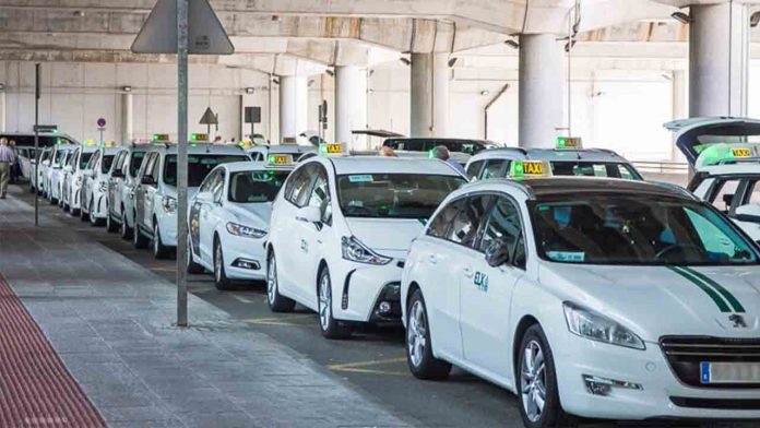 Los taxistas de Elche convocan paro por la inacción de la Conselleria frente a las VTC