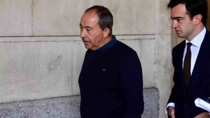 Antonio Velarde incumple la orden de alejamiento del aeropuerto de Sevilla