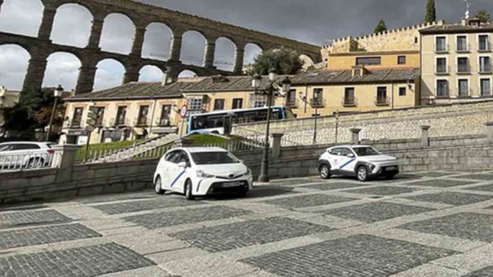 El sector del taxi en Segovia exige reconocimiento a su labor puerta a puerta