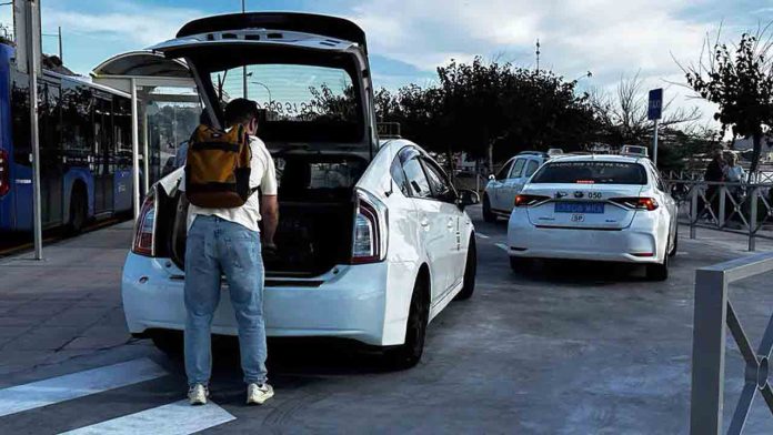 Nueva zona de taxis y transporte en la frontera de Ceuta