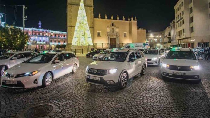 Taxi Luz lleva la Navidad a todas las residencias de Badajoz