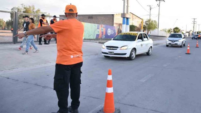 Una zona exclusiva de taxis agiliza el acceso a la Fiesta Nacional del Sol