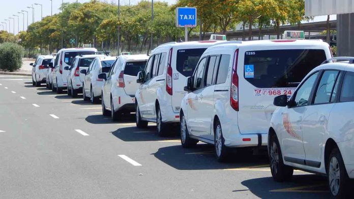 Taxistas de la comarca buscan acceso al aeropuerto de Corvera Taxistas de la comarca buscan acceso al aeropuerto de Corvera