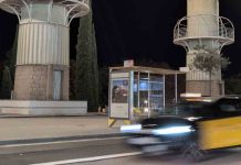 Una carrera en taxi de Barcelona a Lisboa terminó en estafa Más de 1.200 kilómetros separan Barcelona de Lisboa, un recorrido que supone alrededor de doce horas por carretera. Dos hombres contrataron a un taxista para realizar este trayecto con la excusa de que no podían pagar por adelantado porque habían perdido la tarjeta bancaria. Aseguraron que el importe se abonaría mediante transferencia, una promesa que nunca se cumplió. El conductor aceptó el servicio y trasladó a los dos pasajeros, de 23 y 50 años y de origen latinoamericano, hasta la capital portuguesa. A lo largo del viaje, el taxímetro y los gastos asociados fueron incrementando la deuda hasta alcanzar unos 5.000 euros, una cantidad que el taxista jamás llegó a cobrar. Doce horas de engaño durante el trayecto Durante el recorrido, el taxista asumió no solo el coste del combustible, sino también la comida de los pasajeros, que continuaron alegando que no disponían de dinero en efectivo. Para reforzar la apariencia de normalidad y ganarse la confianza del conductor, uno de los hombres llegó a mostrarle capturas de pantalla falsas que simulaban transferencias bancarias supuestamente realizadas. Con estas maniobras lograron llegar a Lisboa, donde ambos desaparecieron, dejando al taxista sin cobrar y obligado a regresar solo a Barcelona, con el consiguiente perjuicio económico. Detenidos cuando intentaban repetir la estafa La denuncia fue presentada el 9 de octubre en la comisaría de los Mossos d’Esquadra de Cerdanyola del Vallès. A partir de los datos facilitados por la víctima, incluida la descripción de los autores, la policía inició una investigación que permitió identificar y localizar a los sospechosos en Hostalric (Girona). El pasado 13 de enero, la Unidad de Investigación de Santa Coloma de Farners desplegó un operativo que culminó con la detención de ambos individuos. En ese momento, se encontraban a punto de repetir el mismo engaño, ya que habían contratado a otro taxista para un desplazamiento entre Hostalric y Perpiñán. La intervención policial evitó una nueva estafa. A disposición judicial Tras su arresto, los dos hombres fueron acusados de un delito de estafa y al día siguiente pasaron a disposición del Juzgado de Instrucción de guardia de Santa Coloma. El detenido de 50 años contaba con antecedentes policiales por hechos similares cometidos en otras localidades como Valencia y Alicante.