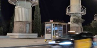 Una carrera en taxi de Barcelona a Lisboa terminó en estafa Más de 1.200 kilómetros separan Barcelona de Lisboa, un recorrido que supone alrededor de doce horas por carretera. Dos hombres contrataron a un taxista para realizar este trayecto con la excusa de que no podían pagar por adelantado porque habían perdido la tarjeta bancaria. Aseguraron que el importe se abonaría mediante transferencia, una promesa que nunca se cumplió. El conductor aceptó el servicio y trasladó a los dos pasajeros, de 23 y 50 años y de origen latinoamericano, hasta la capital portuguesa. A lo largo del viaje, el taxímetro y los gastos asociados fueron incrementando la deuda hasta alcanzar unos 5.000 euros, una cantidad que el taxista jamás llegó a cobrar. Doce horas de engaño durante el trayecto Durante el recorrido, el taxista asumió no solo el coste del combustible, sino también la comida de los pasajeros, que continuaron alegando que no disponían de dinero en efectivo. Para reforzar la apariencia de normalidad y ganarse la confianza del conductor, uno de los hombres llegó a mostrarle capturas de pantalla falsas que simulaban transferencias bancarias supuestamente realizadas. Con estas maniobras lograron llegar a Lisboa, donde ambos desaparecieron, dejando al taxista sin cobrar y obligado a regresar solo a Barcelona, con el consiguiente perjuicio económico. Detenidos cuando intentaban repetir la estafa La denuncia fue presentada el 9 de octubre en la comisaría de los Mossos d’Esquadra de Cerdanyola del Vallès. A partir de los datos facilitados por la víctima, incluida la descripción de los autores, la policía inició una investigación que permitió identificar y localizar a los sospechosos en Hostalric (Girona). El pasado 13 de enero, la Unidad de Investigación de Santa Coloma de Farners desplegó un operativo que culminó con la detención de ambos individuos. En ese momento, se encontraban a punto de repetir el mismo engaño, ya que habían contratado a otro taxista para un desplazamiento entre Hostalric y Perpiñán. La intervención policial evitó una nueva estafa. A disposición judicial Tras su arresto, los dos hombres fueron acusados de un delito de estafa y al día siguiente pasaron a disposición del Juzgado de Instrucción de guardia de Santa Coloma. El detenido de 50 años contaba con antecedentes policiales por hechos similares cometidos en otras localidades como Valencia y Alicante.