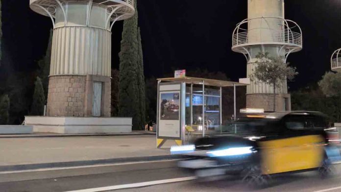 Más de 1.200 kilómetros separan Barcelona de Lisboa, un recorrido que supone alrededor de doce horas por carretera. Dos hombres contrataron a un taxista para realizar este trayecto con la excusa de que no podían pagar por adelantado porque habían perdido la tarjeta bancaria. Aseguraron que el importe se abonaría mediante transferencia, una promesa que nunca se cumplió. El conductor aceptó el servicio y trasladó a los dos pasajeros, de 23 y 50 años y de origen latinoamericano, hasta la capital portuguesa. A lo largo del viaje, el taxímetro y los gastos asociados fueron incrementando la deuda hasta alcanzar unos 5.000 euros, una cantidad que el taxista jamás llegó a cobrar. Doce horas de engaño durante el trayecto Durante el recorrido, el taxista asumió no solo el coste del combustible, sino también la comida de los pasajeros, que continuaron alegando que no disponían de dinero en efectivo. Para reforzar la apariencia de normalidad y ganarse la confianza del conductor, uno de los hombres llegó a mostrarle capturas de pantalla falsas que simulaban transferencias bancarias supuestamente realizadas. Con estas maniobras lograron llegar a Lisboa, donde ambos desaparecieron, dejando al taxista sin cobrar y obligado a regresar solo a Barcelona, con el consiguiente perjuicio económico. Detenidos cuando intentaban repetir la estafa La denuncia fue presentada el 9 de octubre en la comisaría de los Mossos d’Esquadra de Cerdanyola del Vallès. A partir de los datos facilitados por la víctima, incluida la descripción de los autores, la policía inició una investigación que permitió identificar y localizar a los sospechosos en Hostalric (Girona). El pasado 13 de enero, la Unidad de Investigación de Santa Coloma de Farners desplegó un operativo que culminó con la detención de ambos individuos. En ese momento, se encontraban a punto de repetir el mismo engaño, ya que habían contratado a otro taxista para un desplazamiento entre Hostalric y Perpiñán. La intervención policial evitó una nueva estafa. A disposición judicial Tras su arresto, los dos hombres fueron acusados de un delito de estafa y al día siguiente pasaron a disposición del Juzgado de Instrucción de guardia de Santa Coloma. El detenido de 50 años contaba con antecedentes policiales por hechos similares cometidos en otras localidades como Valencia y Alicante.