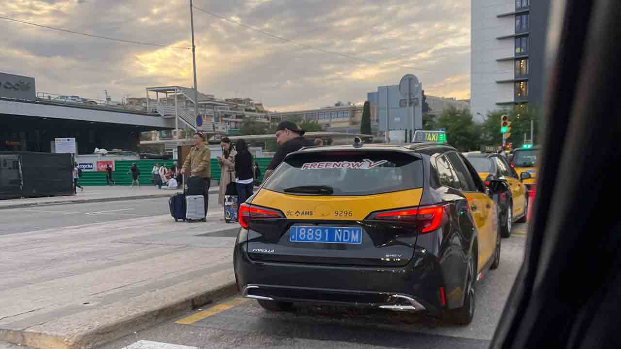 Agresión de un taxista por no dejarle recoger clientes en zona prohibida 1 Taxis irregulares en Sants: precios pactados y conductas fuera de normativa