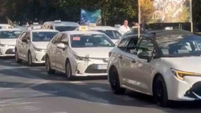 El paro del taxi paraliza el tráfico en València durante una jornada de protestas