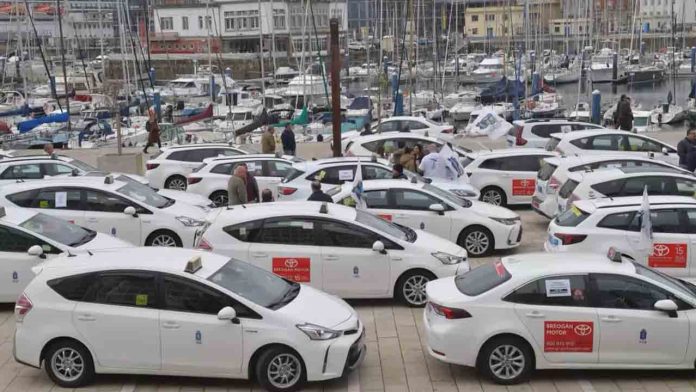 Cerca de 500 taxis protestan en A Coruña contra Uber y Cabify