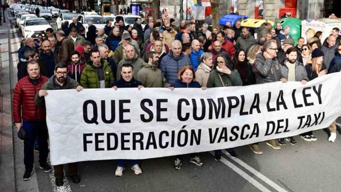 Movilización del taxi en Donostia por el incumplimiento de Uber de la normativa