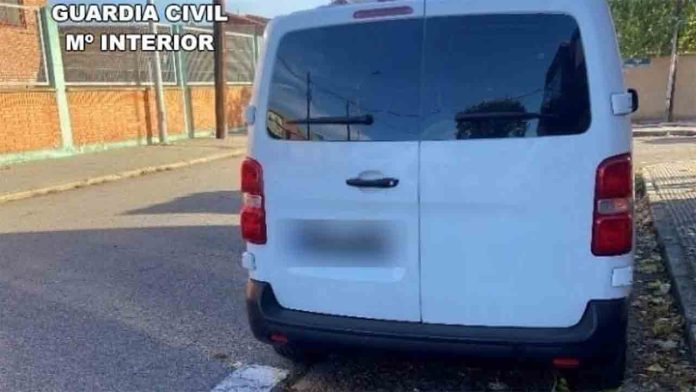 Multa de 6.000 euros a una mujer de León por operar un transporte escolar ilegal