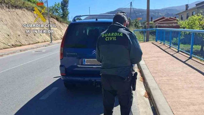 Pillado en Crecente por ejercer de taxi ilegal con su vehículo privado