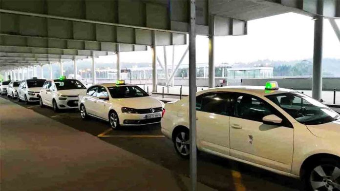 Santiago prepara su propia regulación de VTC tras la negativa de la Xunta