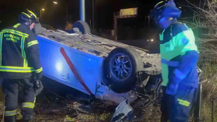 Taxista herido leve tras volcar su vehículo en la M-23 a la entrada de Madrid