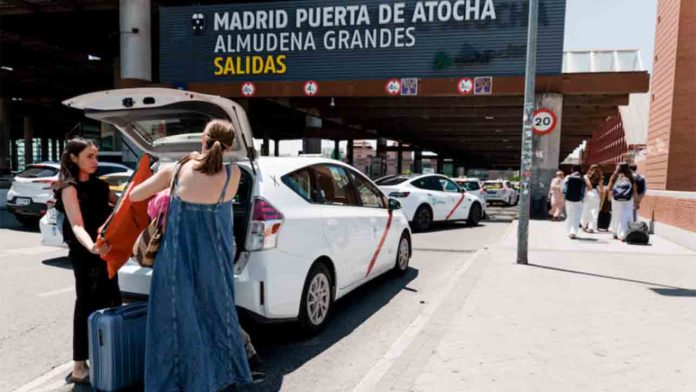 Un juez paraliza la sanción que impedía trabajar a un taxista en Madrid
