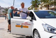 Ibiza refuerza la lucha contra el intrusismo con vinilos en los taxis