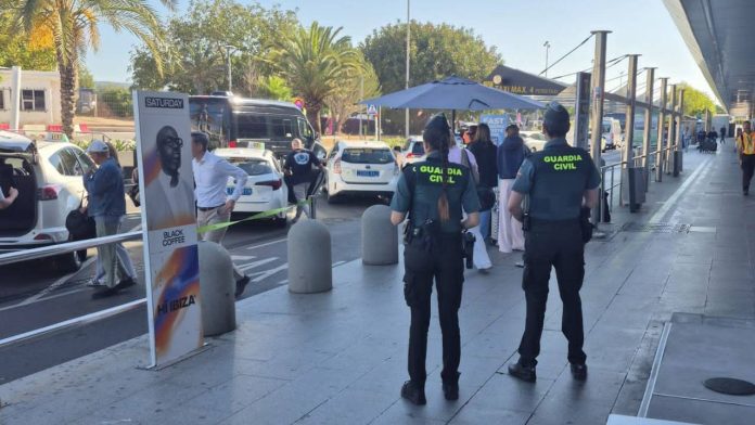 Alerta a los turistas en Ibiza: los taxis oficiales no le abordan en el aeropuerto