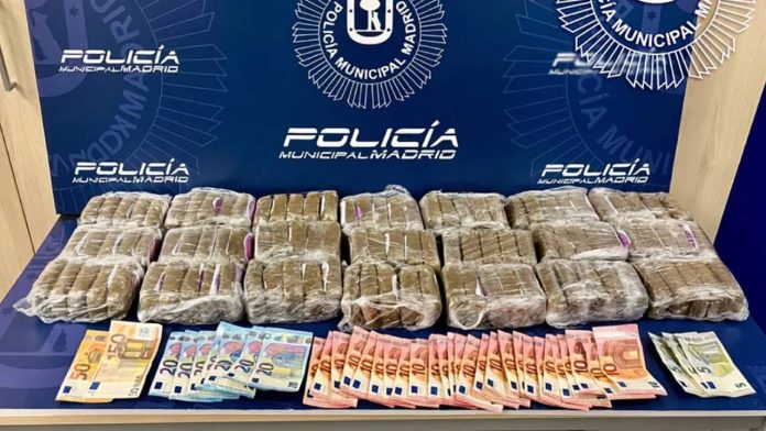 Detenido en Fuencarral un conductor de Uber con 9 kilos de hachís en su vehículo